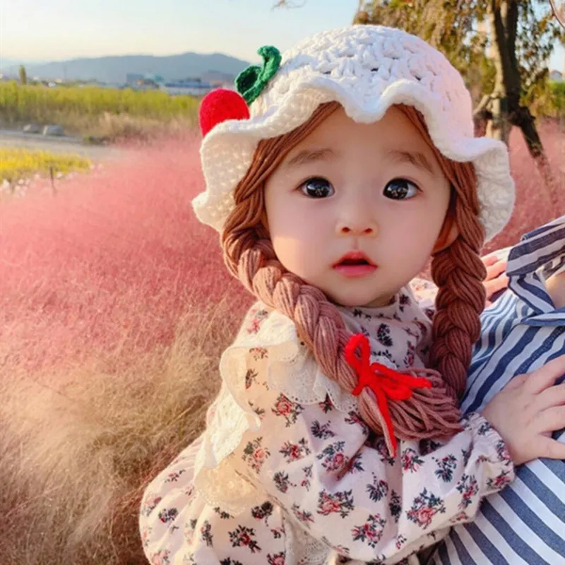 Сладък череша бебе момиче кофа шапка коса плитка плитка перука капачка зима топло плетене на една кука плетени детски шапки и шапки за деца момичета 0