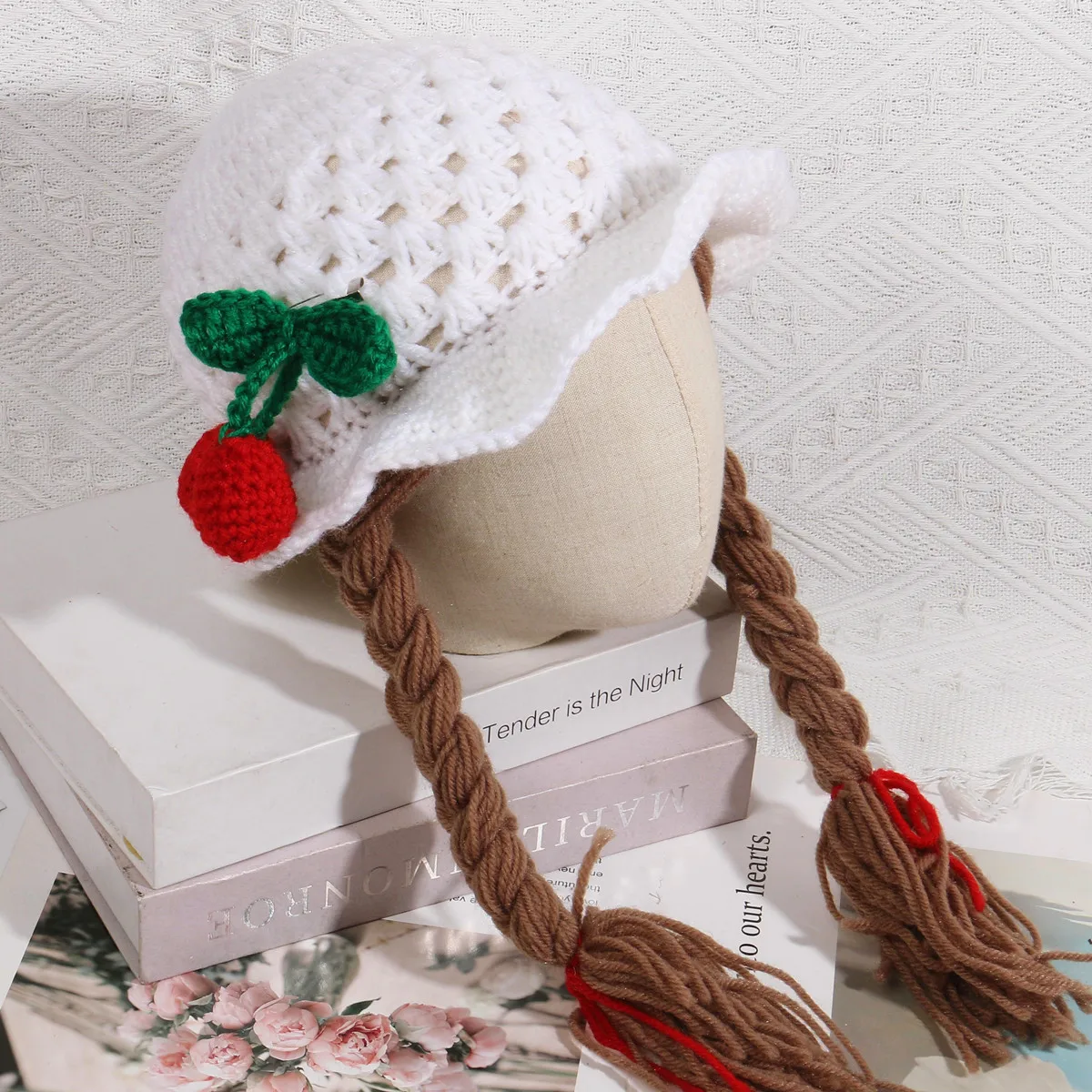 Сладък череша бебе момиче кофа шапка коса плитка плитка перука капачка зима топло плетене на една кука плетени детски шапки и шапки за деца момичета 2